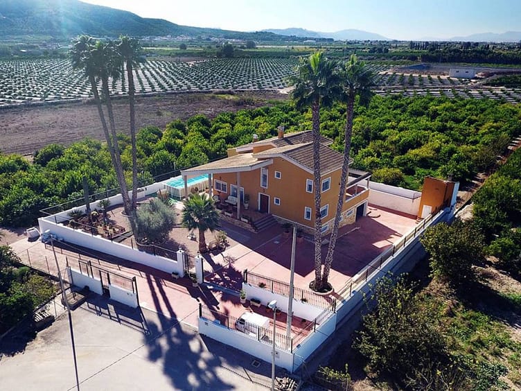 Luxury villa for immediate availability with a large agricultural plot in Orihuela, Alicante