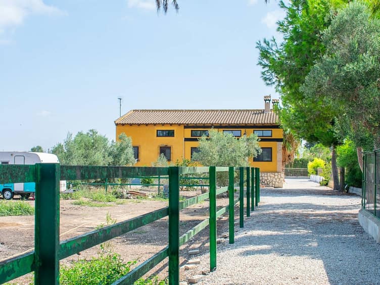 Wonderful rustic property for immediate availability with horse stables and swimming pool in Dolores, Alicante