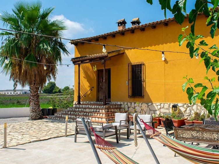 Wonderful rustic property for immediate availability with horse stables and swimming pool in Dolores, Alicante