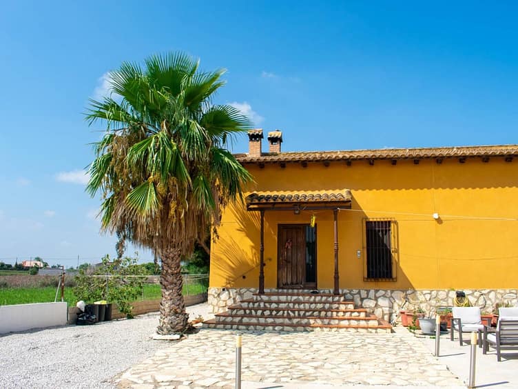 Wonderful rustic property for immediate availability with horse stables and swimming pool in Dolores, Alicante