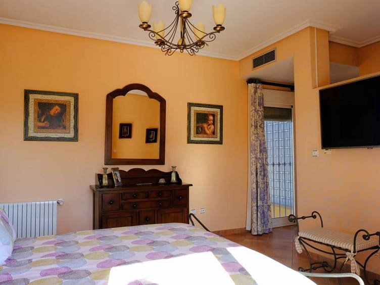 Luxury villa for immediate availability with a large agricultural plot in Orihuela, Alicante