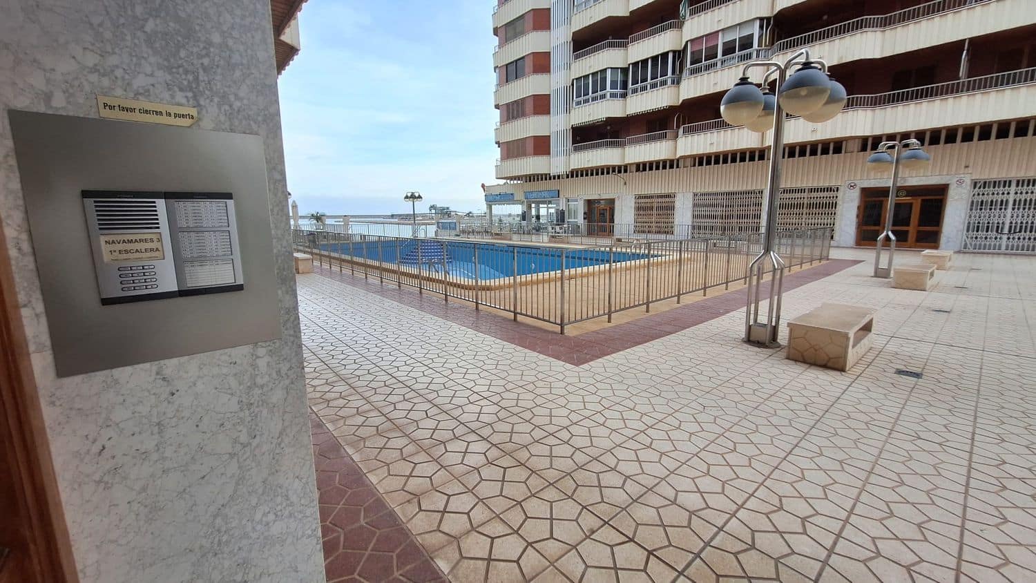 Beachfront apartment for sale newly renovated and ready-to-use apartment, located in the well-known Acequión area of Torrevieja