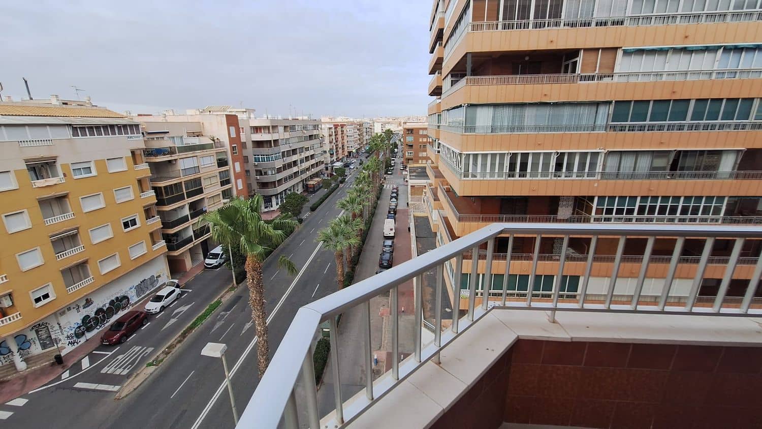 Beachfront apartment for sale newly renovated and ready-to-use apartment, located in the well-known Acequión area of Torrevieja