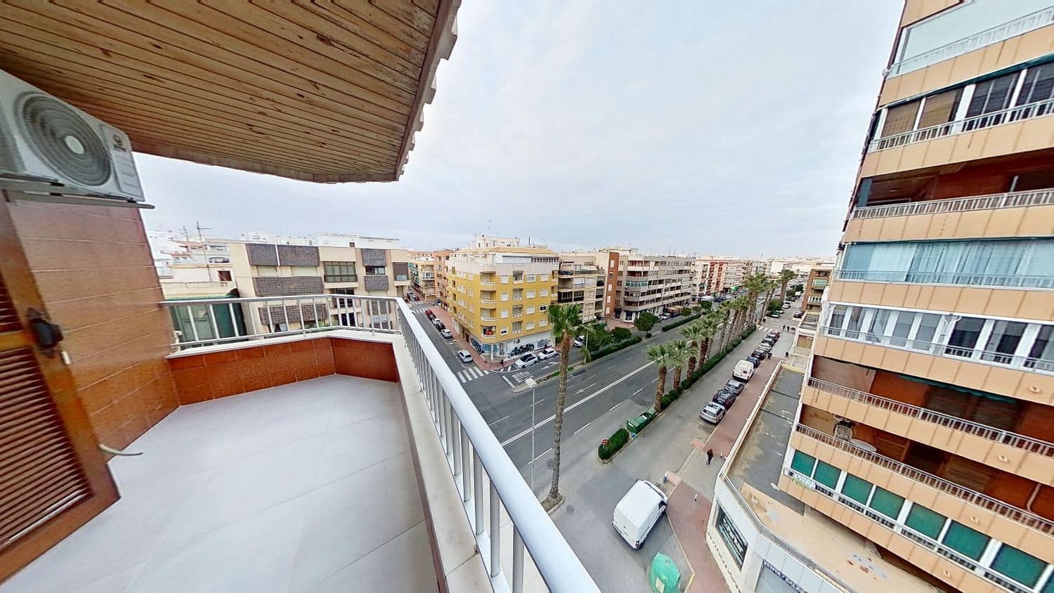 Beachfront apartment for sale newly renovated and ready-to-use apartment, located in the well-known Acequión area of Torrevieja