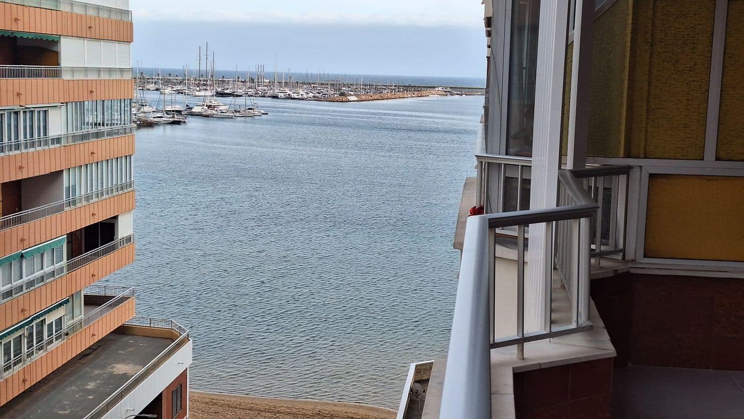 Beachfront apartment for sale newly renovated and ready-to-use apartment, located in the well-known Acequión area of Torrevieja