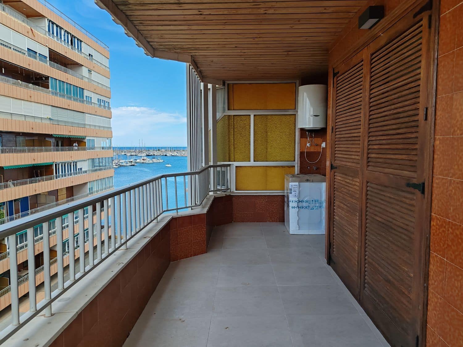 Beachfront apartment for sale newly renovated and ready-to-use apartment, located in the well-known Acequión area of Torrevieja