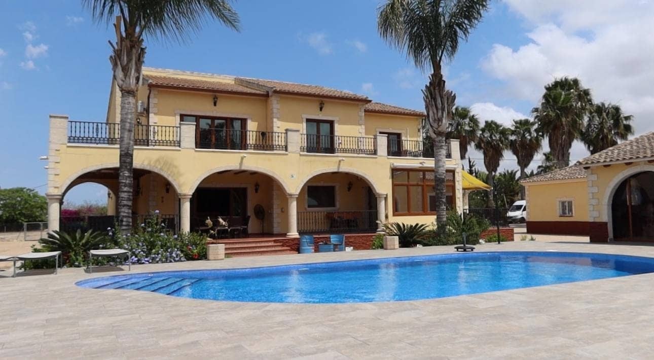 Luxurious 4-Bedroom Country House in Orihuela Alicante