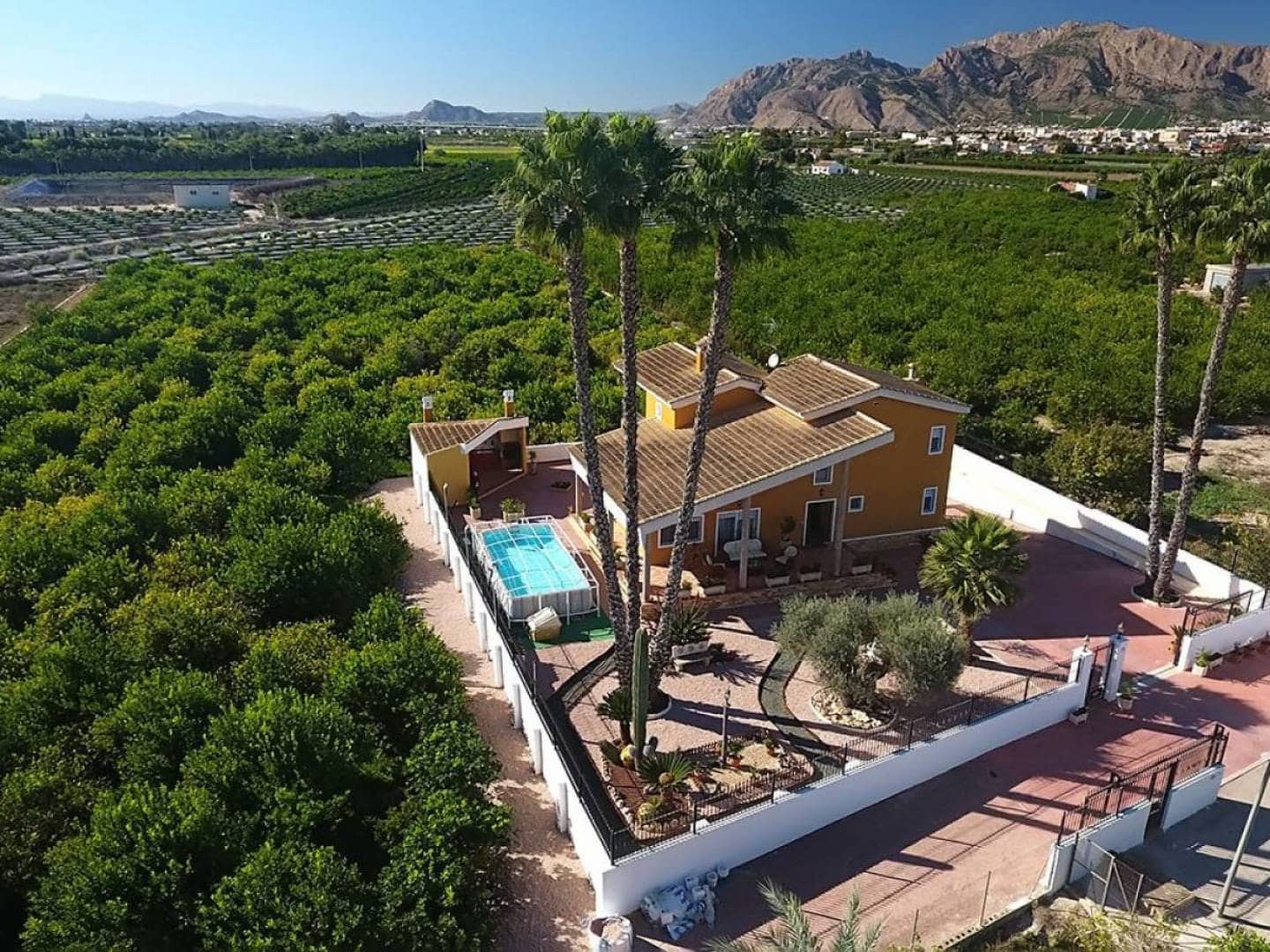 Luxury villa for immediate availability with a large agricultural plot in Orihuela, Alicante