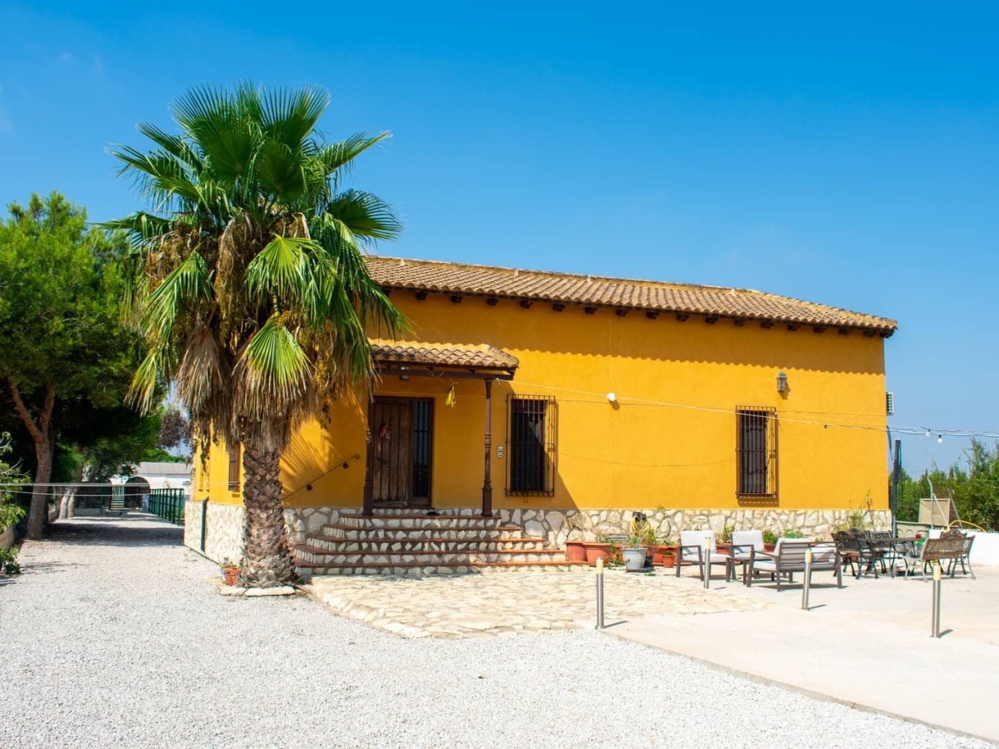 Wonderful rustic property for immediate availability with horse stables and swimming pool in Dolores, Alicante