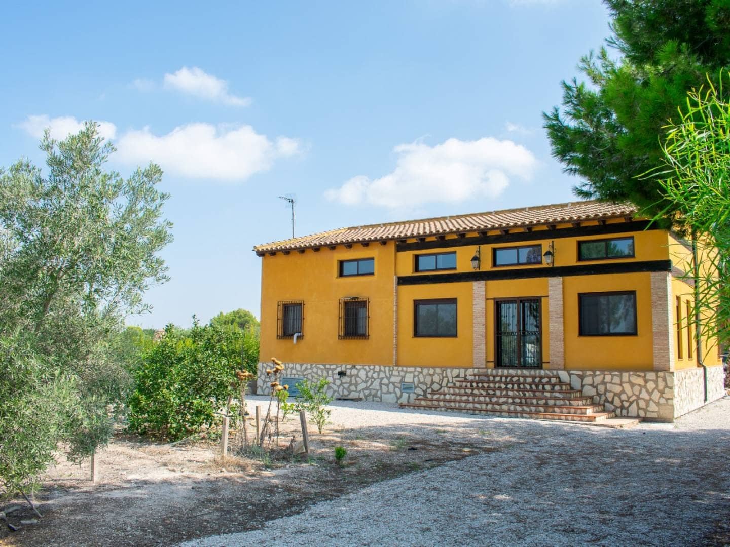 Wonderful rustic property for immediate availability with horse stables and swimming pool in Dolores, Alicante